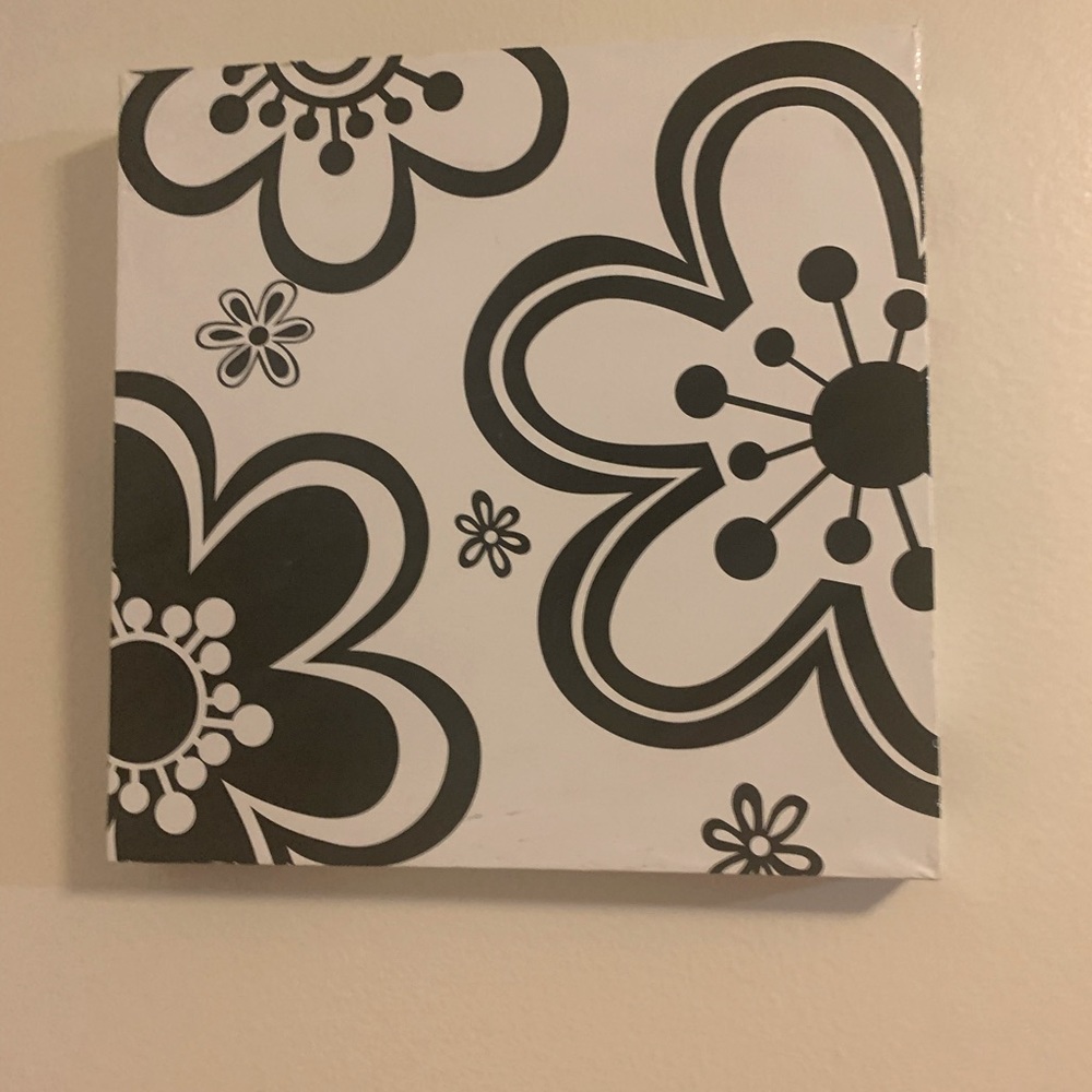 Black & white flower wall art📌free with home purchase